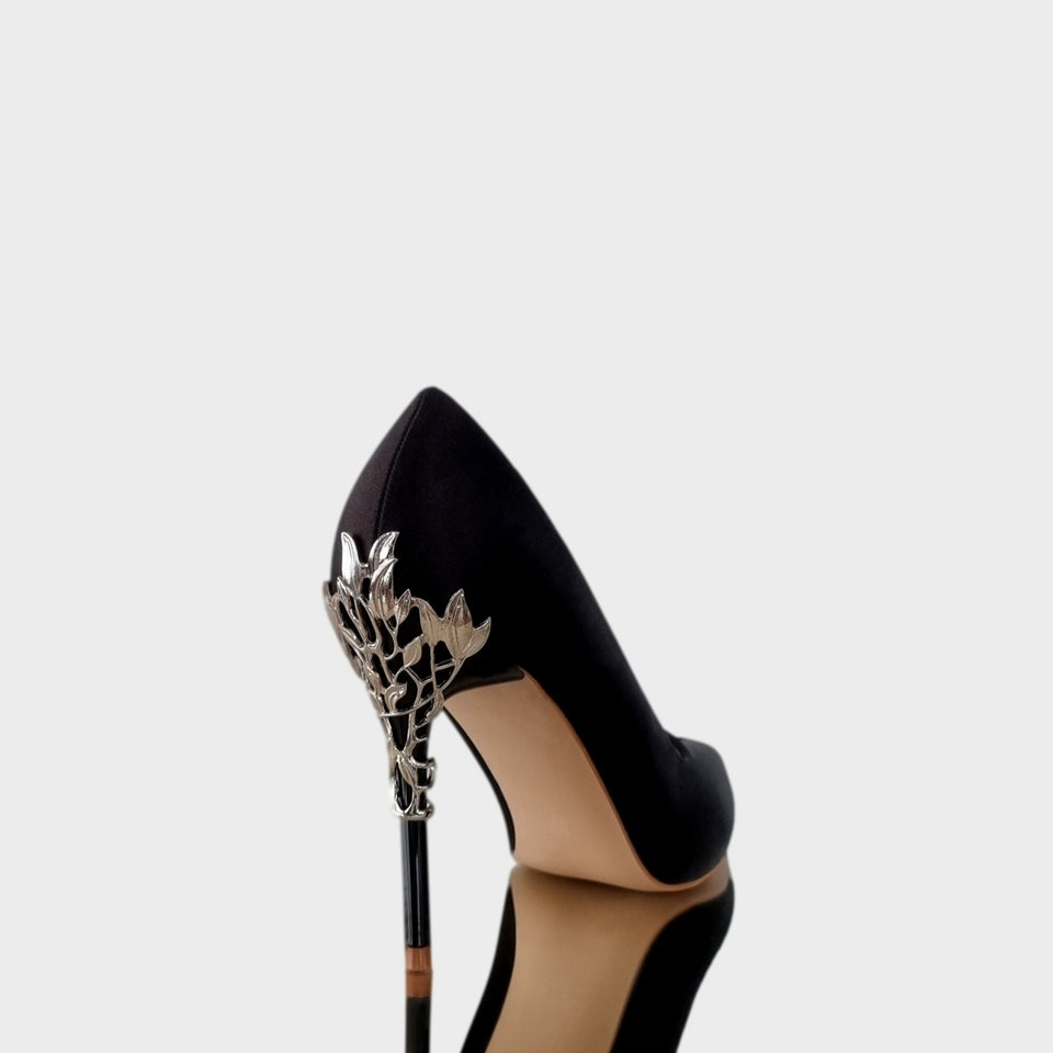 La chica de los stilettos Stilettos Ava 21 Black en Raso Negro con Detalle de Metal en Talón y Taco y Delicado Taco de Acrílico al Tono de 10.5 cm Vista de Talón y Taco