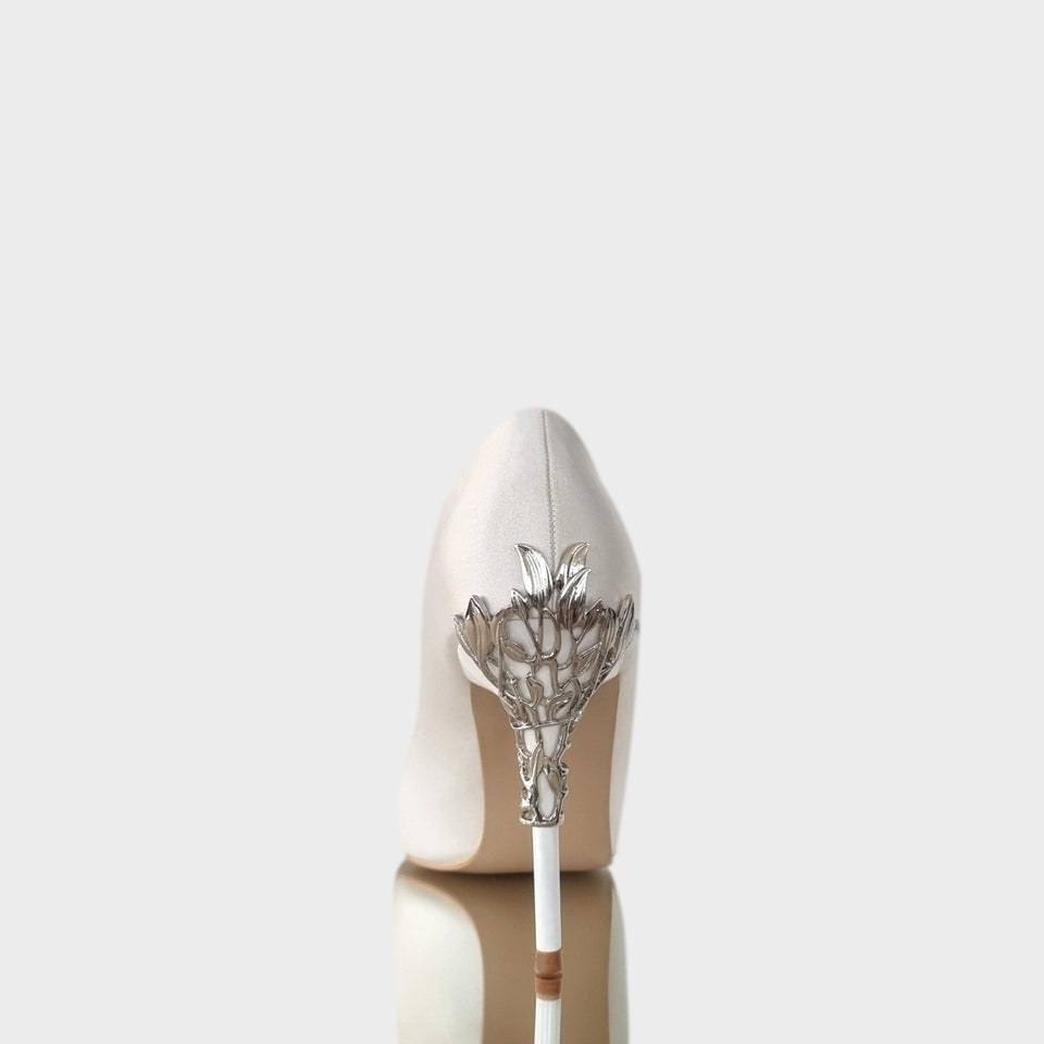 La chica de los stilettos Stilettos Ava 21 White en Raso Off White con Detalle de Metal en Talón y Taco y Delicado Taco de Acrílico al Tono de 10.5 cm Vista de Talón