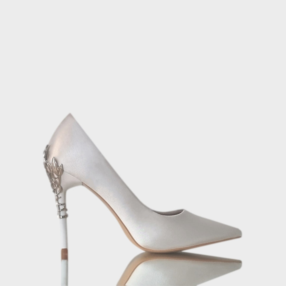 La chica de los stilettos Stilettos Ava 21 White en Raso Off White con Detalle de Metal en Talón y Taco y Delicado Taco de Acrílico al Tono de 10.5 cm