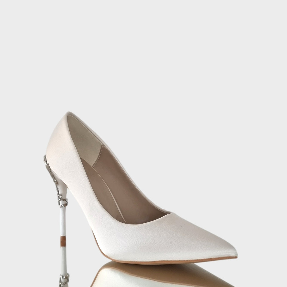 La chica de los stilettos Stilettos Ava 21 White en Raso Off White con Detalle de Metal en Talón y Taco y Delicado Taco de Acrílico al Tono de 10.5 cm Vista Lateral