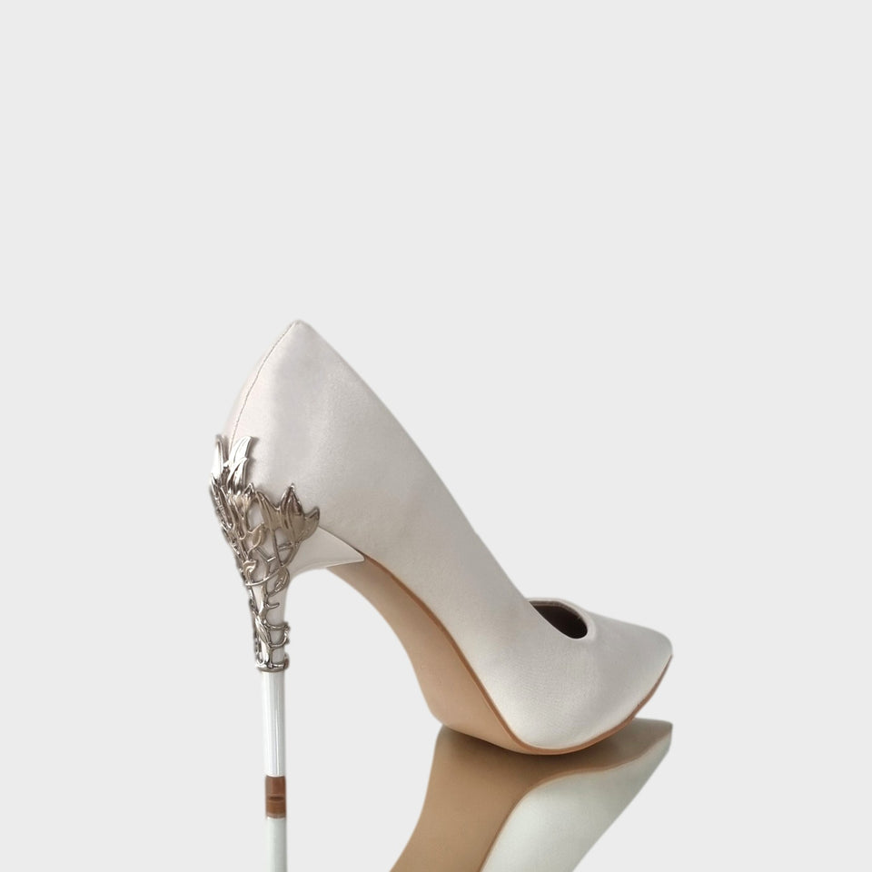 La chica de los stilettos Stilettos Ava 21 White en Raso Off White con Detalle de Metal en Talón y Taco y Delicado Taco de Acrílico al Tono de 10.5 cm Vista Laeral de Talón y Taco