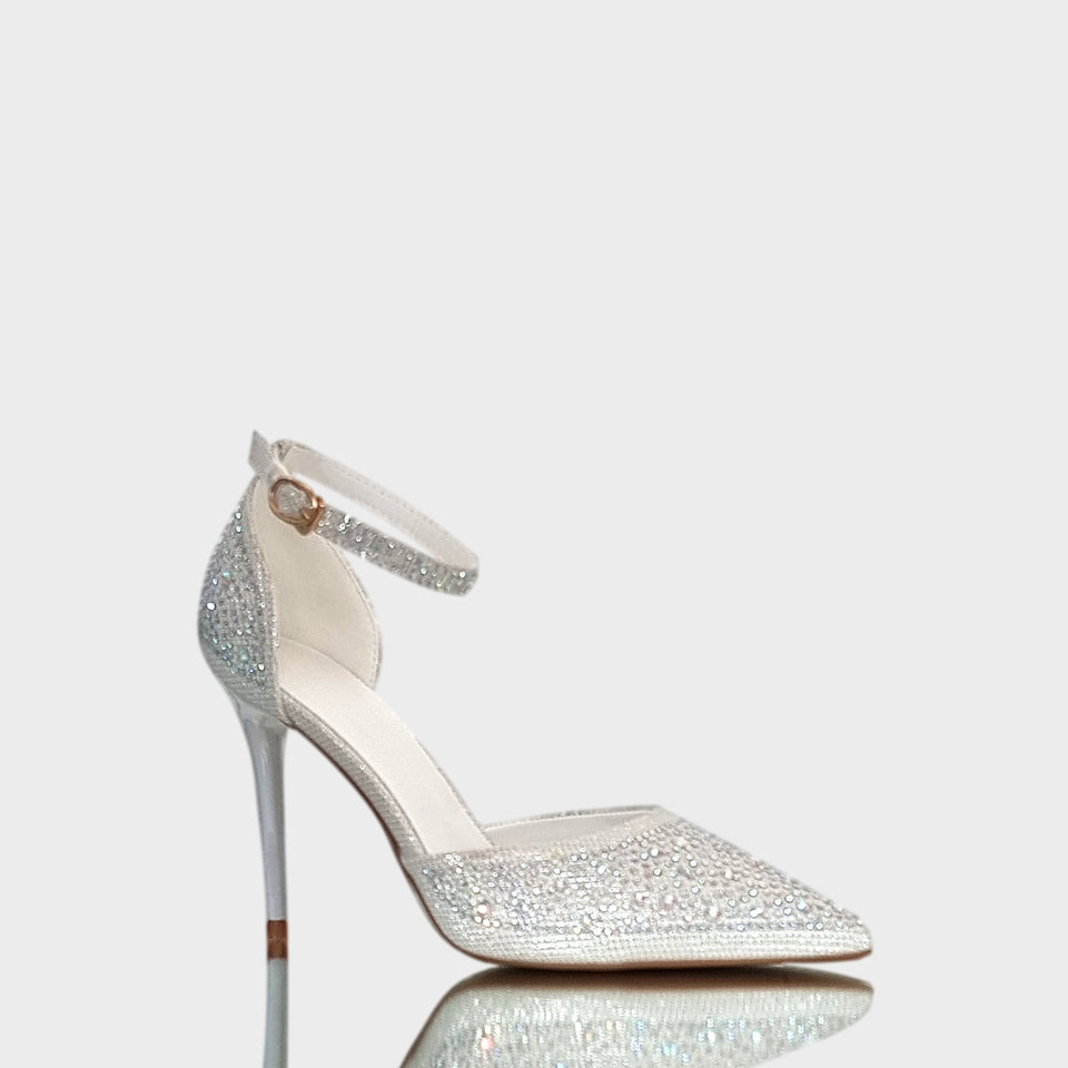 La chica de los stilettos Vista Lateral de Stilettos Blair White en Material Off White con Cristales Transparentes y Taco Metálico Off White de 10 cm