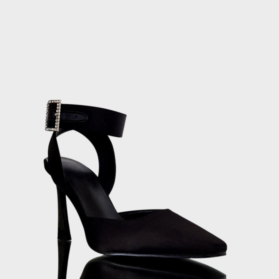 La chica de los stilettos Stilettos Cameron Black en Raso Negro con Taco Acrílico Mate al Tono de 9 cm y Hebilla Rectangular de Strass Vista Lateral