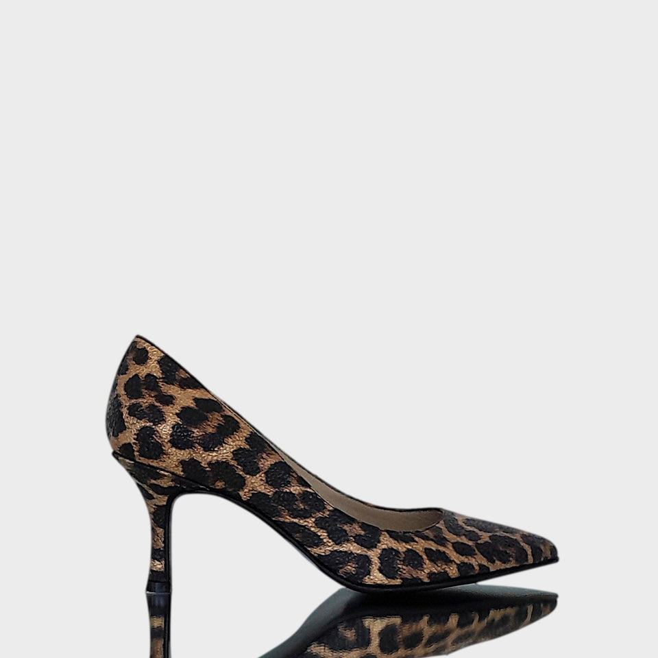 Zapatos stilettos en cuero laminado estampado animal print y taco de 7 cm