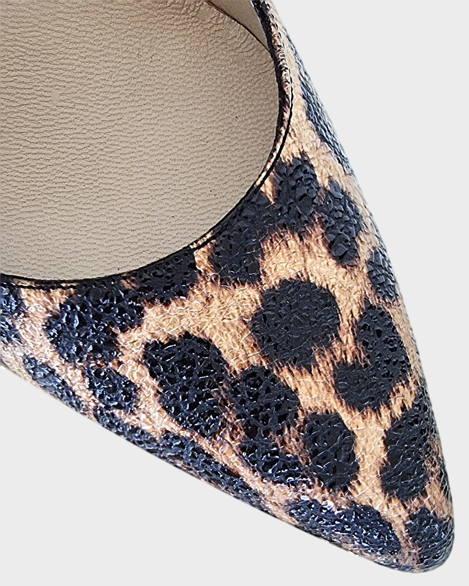 Vista en detalle del material de los zapatos stilettos en cuero laminado estampado animal print y taco de 7 cm