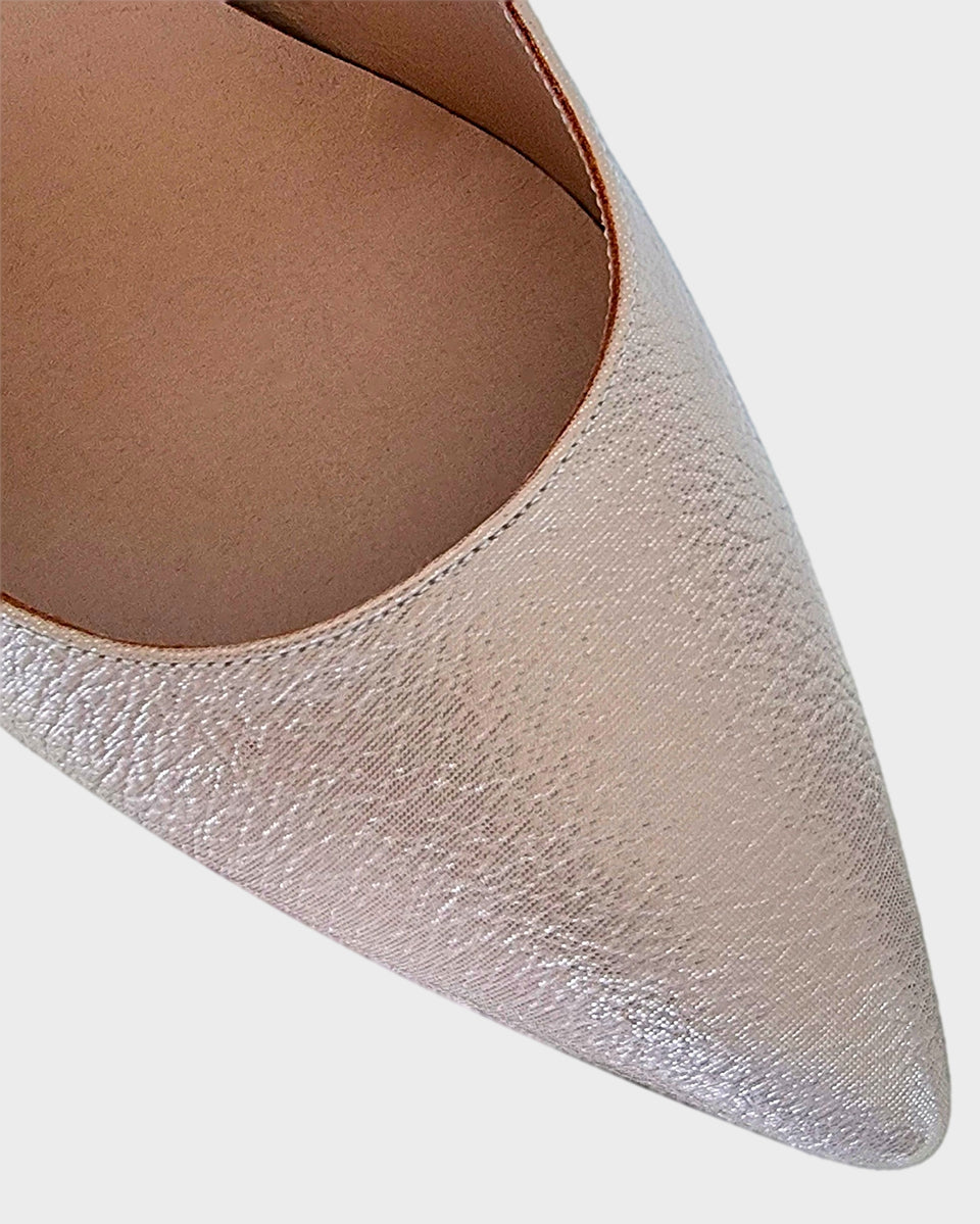 Vista en detalle del material de los zapatos stilettos Issa Gold, en cuero laminado platino y con taco de 7 cm