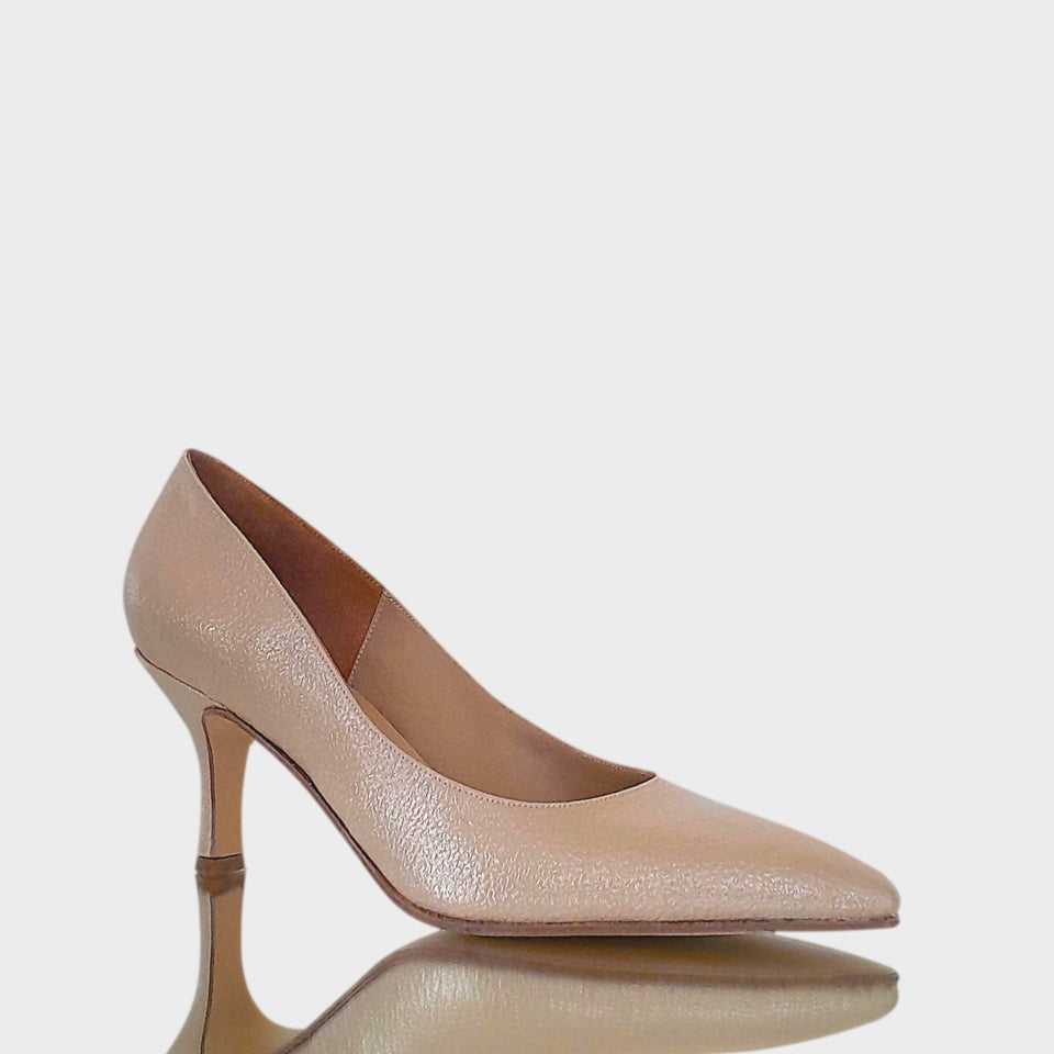 Vista lateral de zapatos stilettos Issa Gold, en cuero laminado platino y con taco de 7 cm