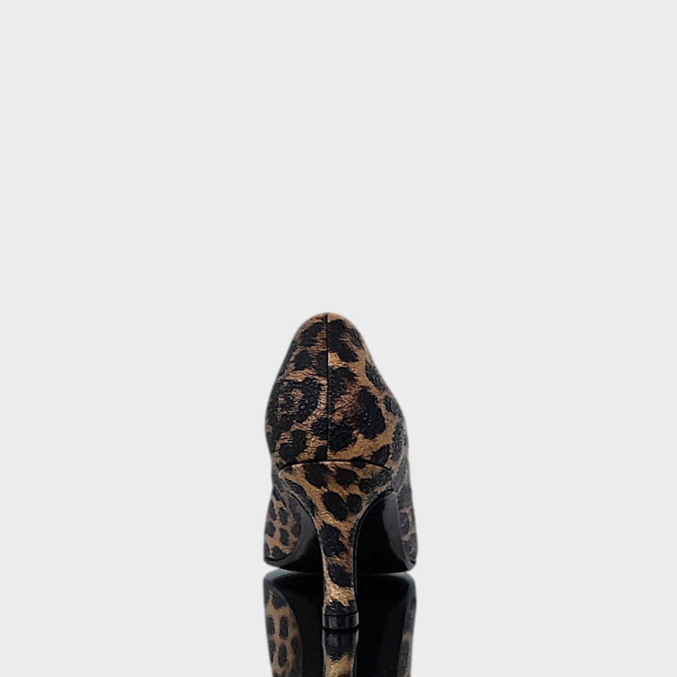 Vista de talón y taco de los zapatos stilettos en cuero laminado estampado animal print y taco de 7 cm
