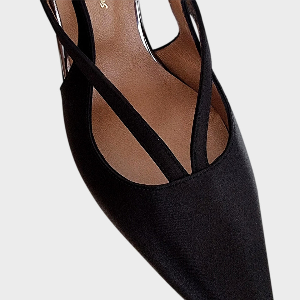 La chica de los stilettos Detalle Frontal de Stilettos Kaia Black en Raso Negro con Taco de 10 cm