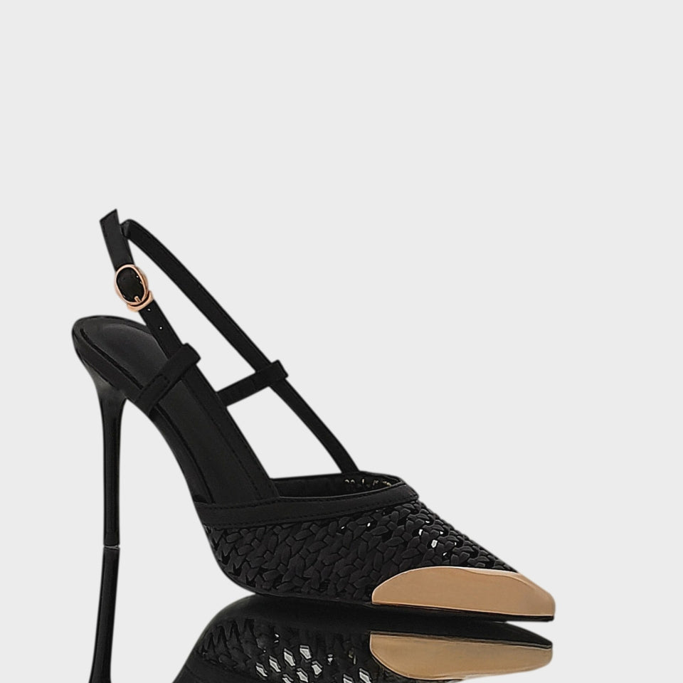La chica de los stilettos Vista Lateral de Stilettos Kelly 25 Black en Cuero Trenzado Negro con Talón Descubierto, Puntera en Metal Oro y Taco de Acrílico al Tono de 9cm