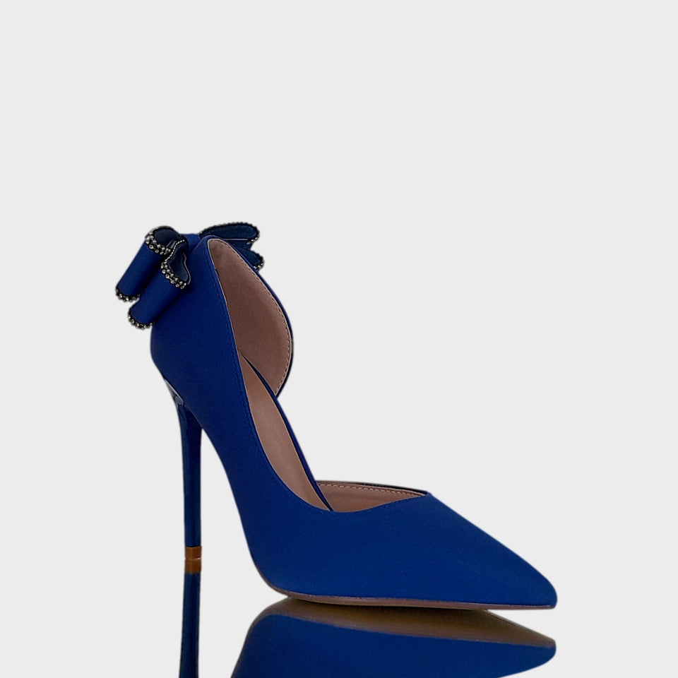 La chica de los stilettos Vista Lateral de los Stilettos Vivien Electric Blue en Material Sintético Azul Eléctrico con Moño en el Talón y Taco Acrílico al tono de 10.5 cm 