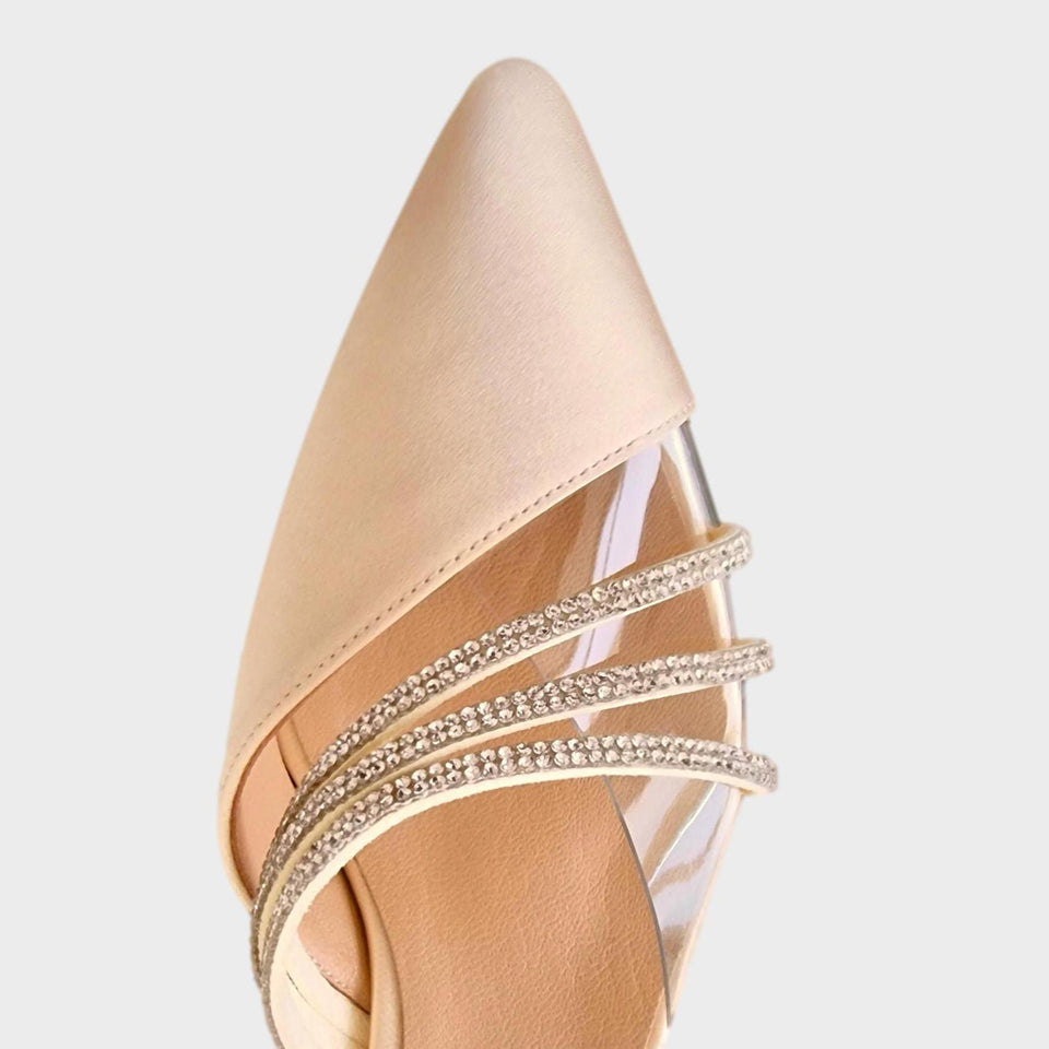 La chica de los stilettos Zapatos Annia Beige en Raso Beige con Tres Tiras de Strass en la Capellada y Taco de 7 cm Detalle de la Capellada Combinada en Raso PVC Transparente y Tres Tiras de Strass