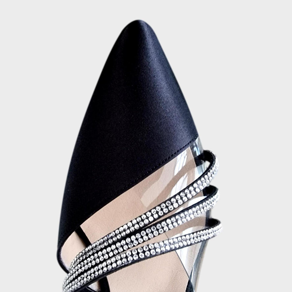 La chica de los stilettos Zapatos Annia Black en Raso Negro con Tres Tiras de Strass en la Capellada y Taco de 7 cm Detalle de Capellada Combinada en Raso PVC Transparente y Tres Tiras de Strass