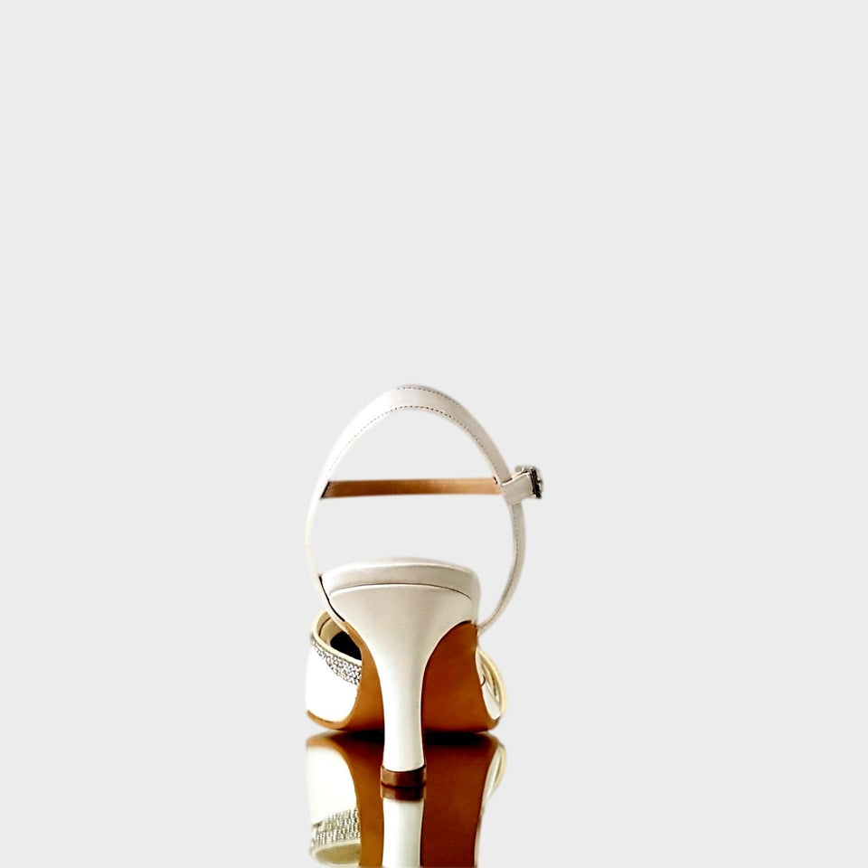 La chica de los stilettos Zapatos Annia White en Raso Off White con Tres Tiras de Strass en la Capellada y Taco de 7 cm Vista de Talón y Taco