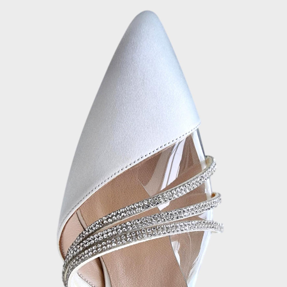 La chica de los stilettos Zapatos Annia White en Raso Off White con Tres Tiras de Strass en la Capellada y Taco de 7 cm Detalle de la Capellada Combinada con Raso Off White PVC Transparente y Tres Tiras de Strass