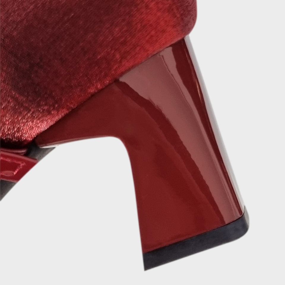 Vista en detalle del taco de los Zapatos Emma Bordeaux, de estilo francés, en materail satinado bordeaux, con taco bloque de acrílico al tono de 5 cm, y correa de charol que se ajusta  al empeine con una delicada hebilla de strass
