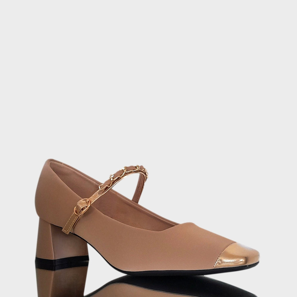 Vista lateral de zapatos Valerie Beige en material satinado e impermeabilizado color beige, con detalle de punta dorada, correa ajustable sobre el empeine y taco bloque acrílico al tono de 5 cm