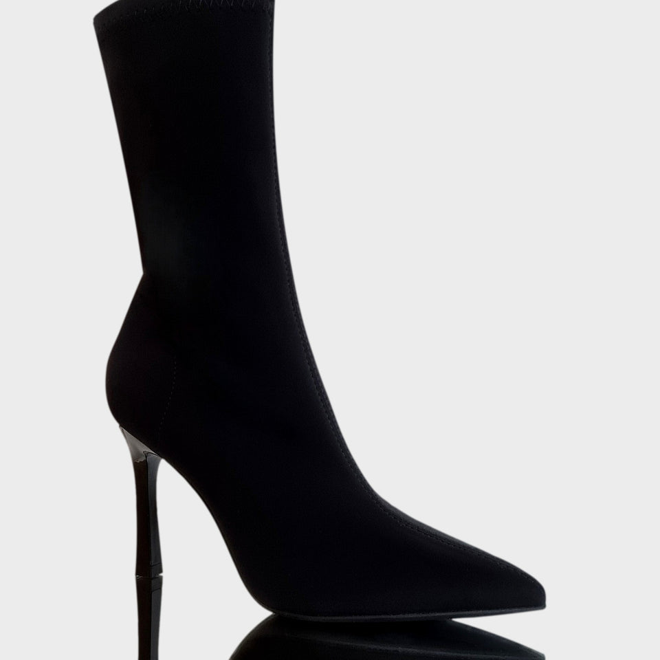 La chica de los stilettos Botas de Neoprene Negro de Media Caña con Taco Acrílico Negro de  9 cm Vista Lateral