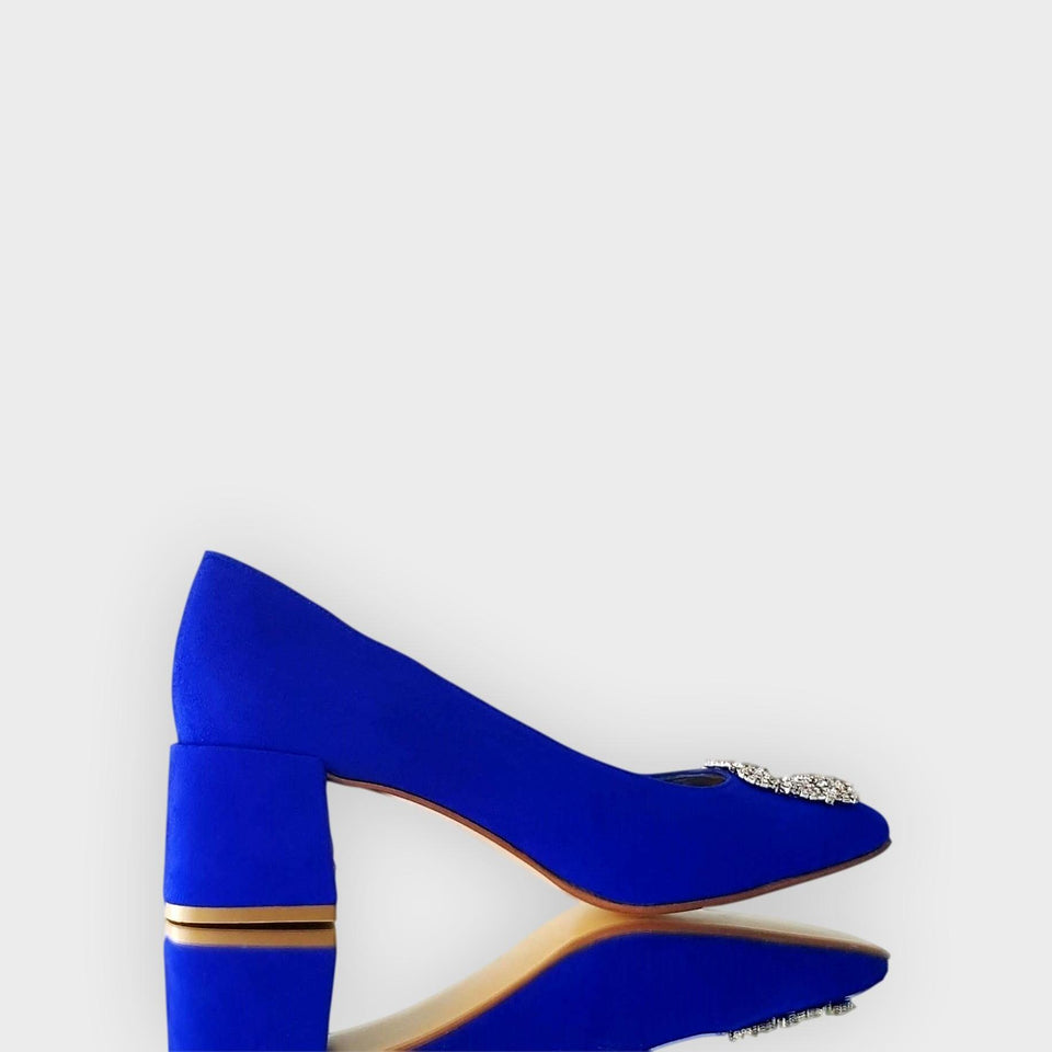 La chica de los stilettos Zapatos Mocasines Jamie Azul en Gamuza con Hebilla Platino y Taco 5 cm