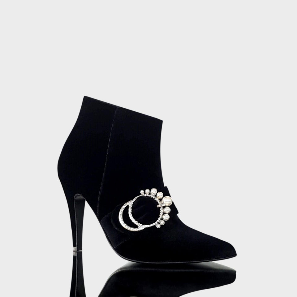 La chica de los stilettos Botas Lilly Terciopelo Negro con Hebilla Perlas y Taco 9 cm Lateral
