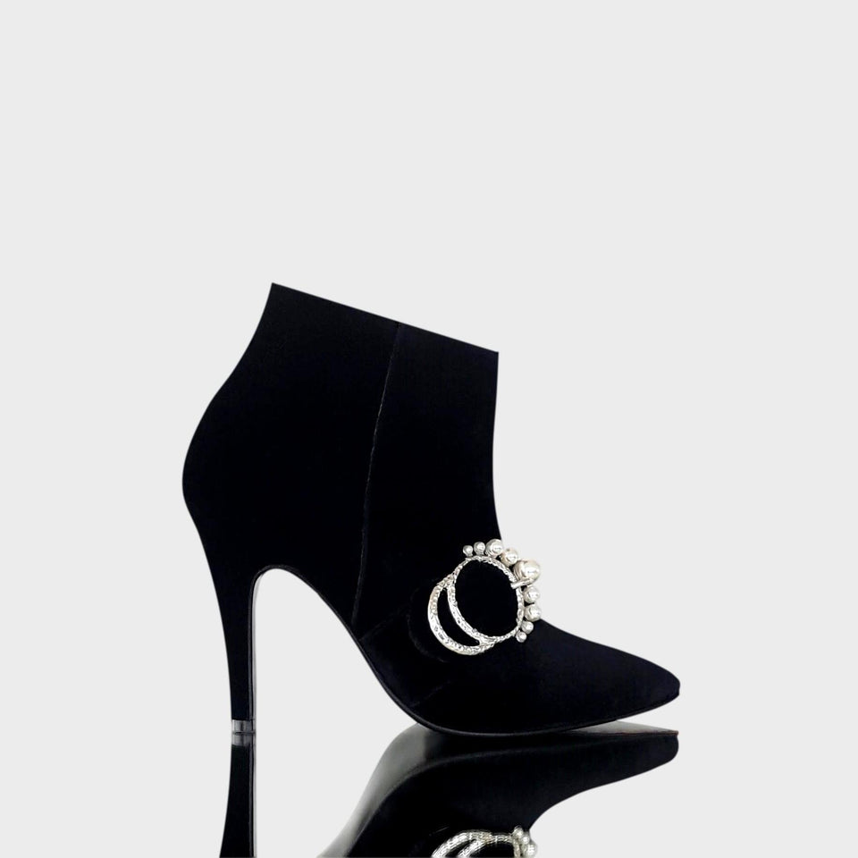 La chica de los stilettos Botas Lilly Terciopelo Negro con Hebilla Perlas y Taco 9 cm