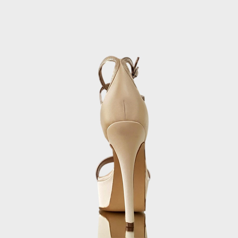 La chica de los stilettos Sandalias Ginger Champagne en Raso Color Champagne con Taco de 12 cm y Plataforma de 4 cm Vista de Talón y Taco