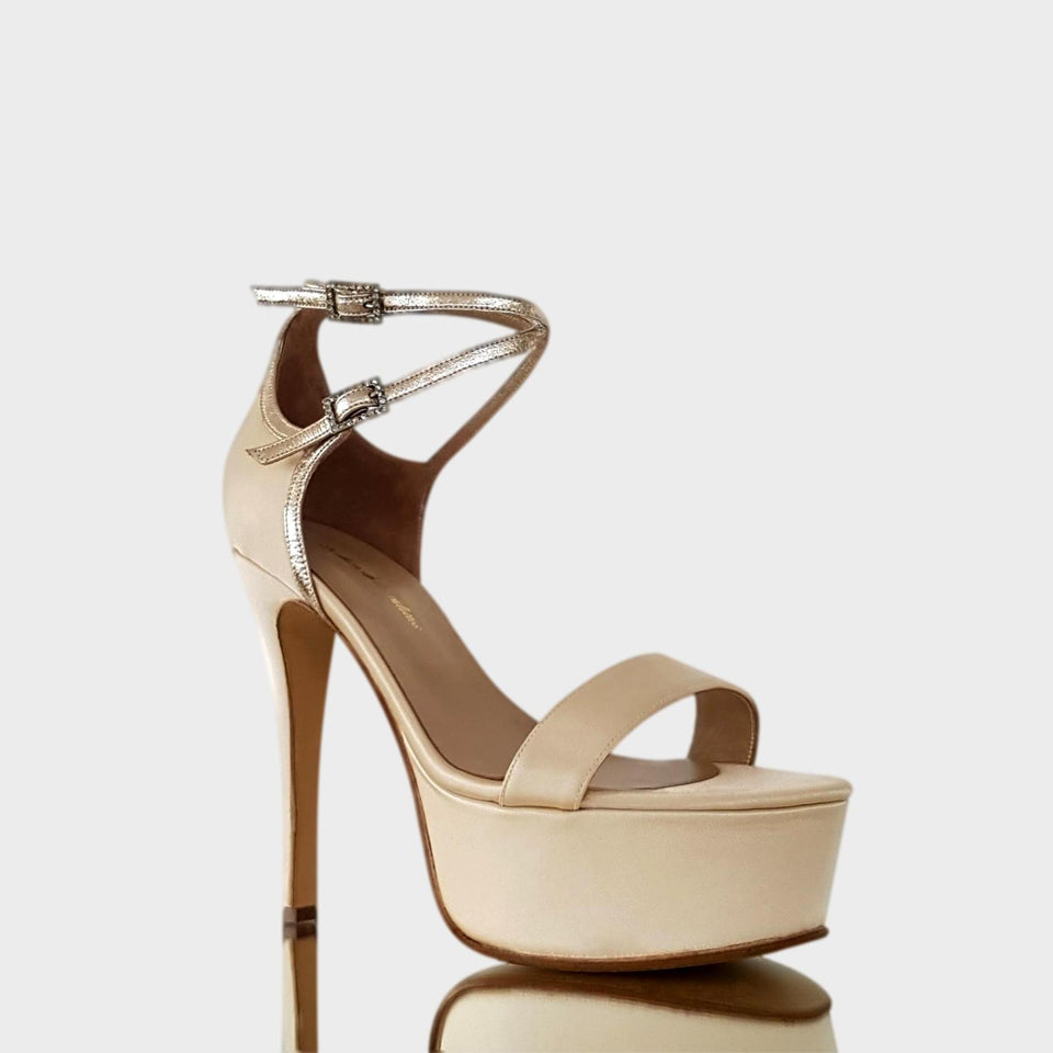 La chica de los stilettos Sandalias Ginger Champagne en Raso Color Champagne con Taco de 12 cm y Plataforma de 4 cm Vista Lateral