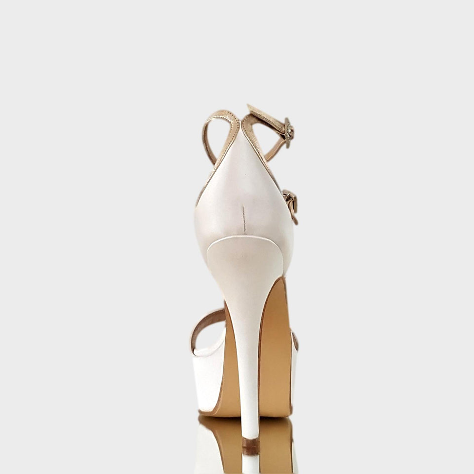 La chica de los stilettos Sandalias Ginger White en Raso Blanco con Taco de 12 cm y Plataforma de 4 cm Vista de Talón y Taco