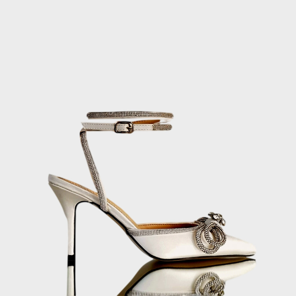 La chica de los stilettos Stilettos Amber White con Doble Pulsera y Broche con Doble Moño de Strass y Taco 9 cm