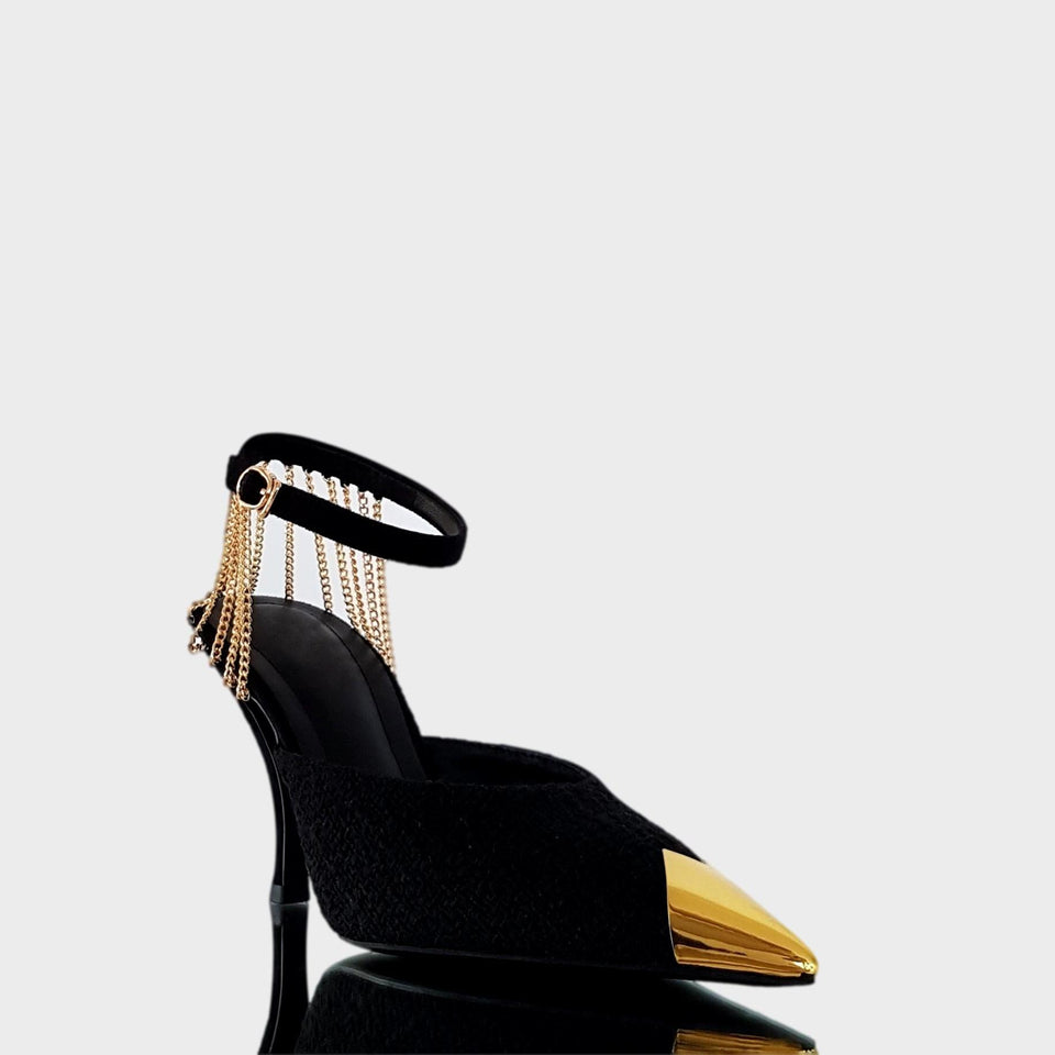 La chica de los stilettos Stilettos Kelly Black en Bouclé Negro, con Detalle de Cadenas de Metal Oro en el Talón, Puntera en Metal Oro, y Taco en Gamuza Negra de 10 cm. Vista Lateral
