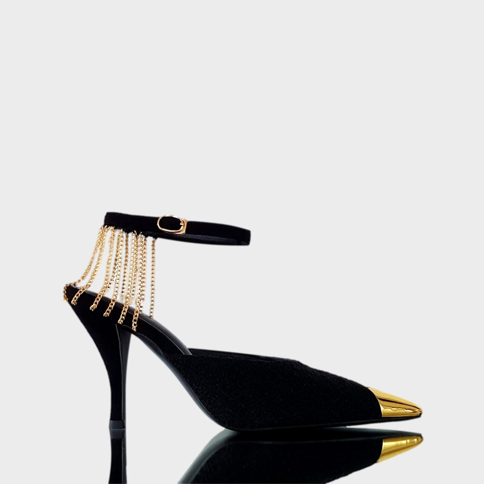 La chica de los stilettos Stilettos Kelly Black en Bouclé Negro, con Detalle de Cadenas de Metal Oro en el Talón, Puntera en Metal Oro, y Taco en Gamuza Negra de 10 cm