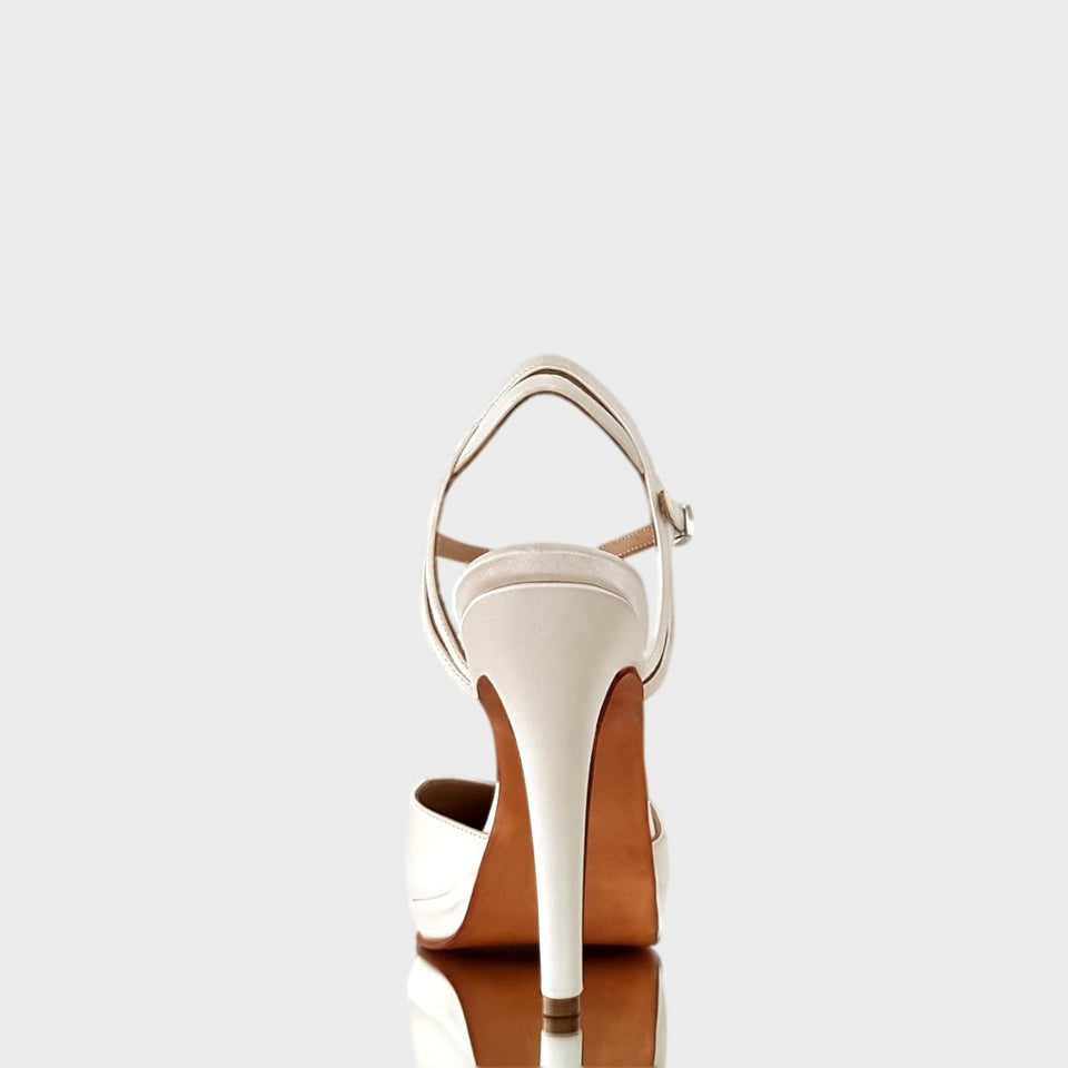 La chica de los stilettos Stilettos Mindy White de Raso Blanco con Taco de 11 cm y Plataforma de 1 cm Vista de Talón y Taco