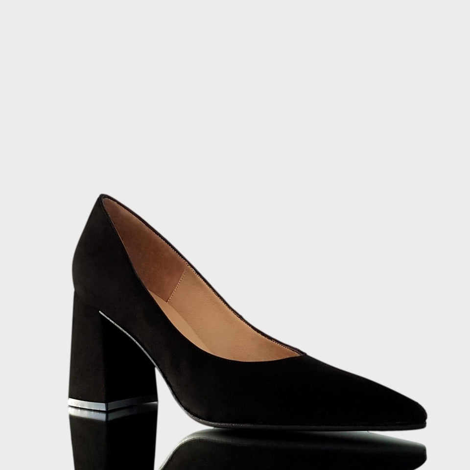 La chica de los stilettos Zapatos Emmy Black en Gamuza Natural de Color Negro y con Taco Bloque de 8 cm Vista Lateral