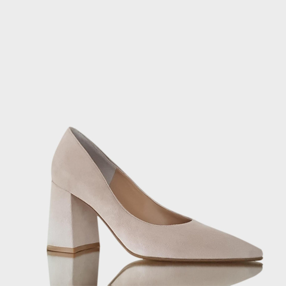 La chica de los stilettos Zapatos Emmy Khaki en Gamuza Natural con Taco Bloque de 8 cm Vista Lateral
