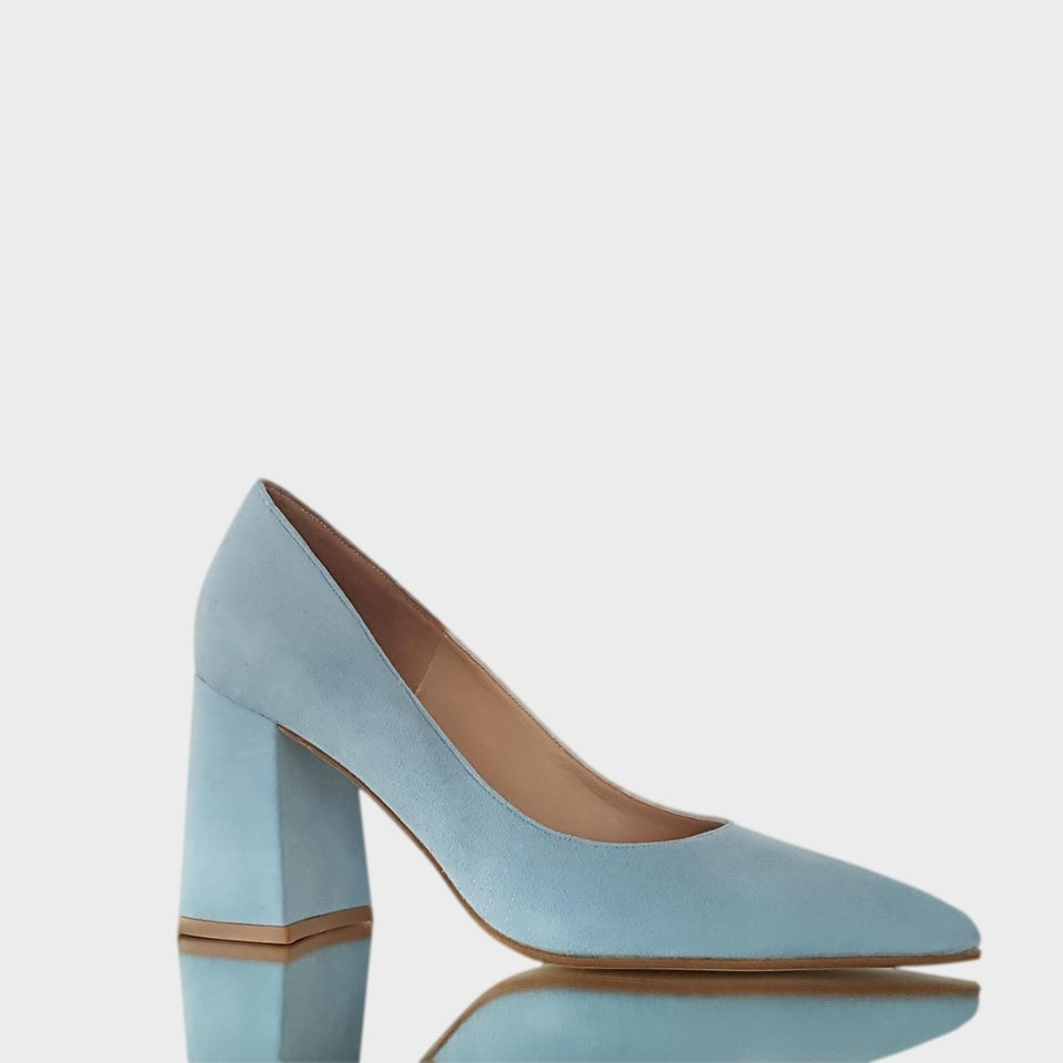La chica de los stilettos Zapatos Emmy Light Blue en Gamuza Natural con Taco Bloque de 8 cm Vista Lateral